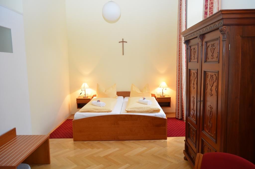 Gastehaus Im Priesterseminar Salzburg Room photo